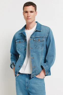 Blouson en denim d&eacute;lav&eacute; moyen fonc&eacute;