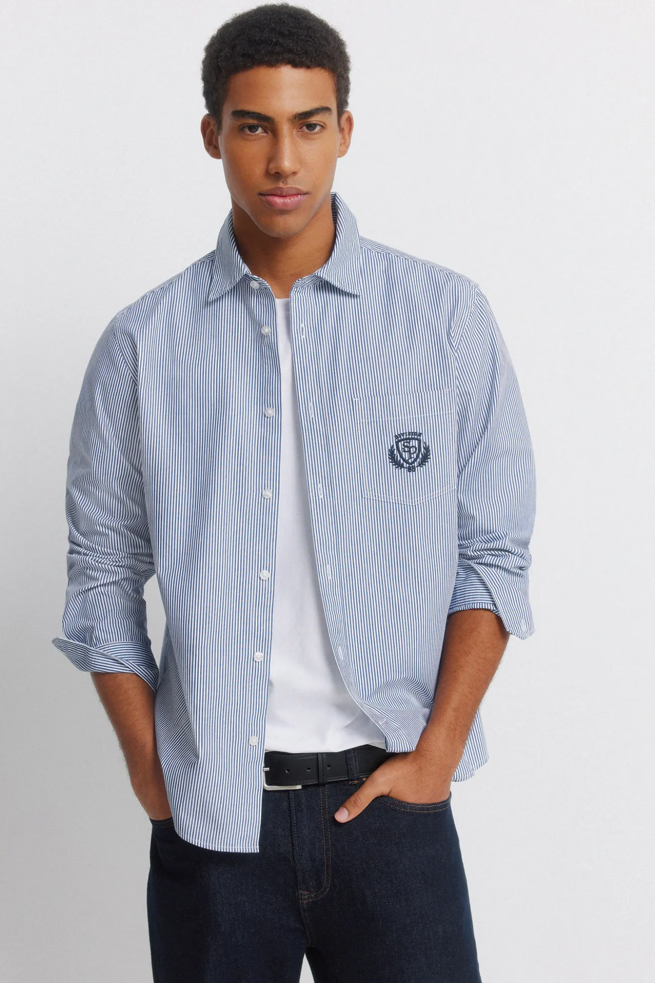 Chemise à rayures brodée sur la poche