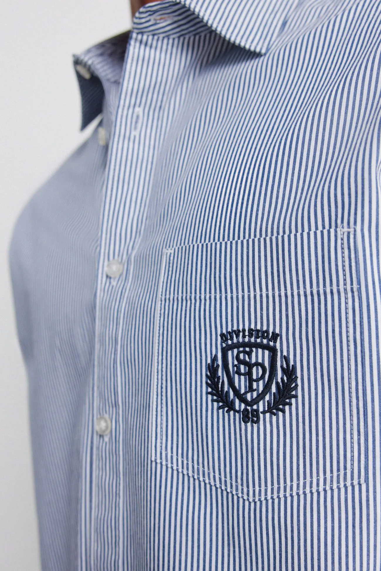 Chemise à rayures brodée sur la poche