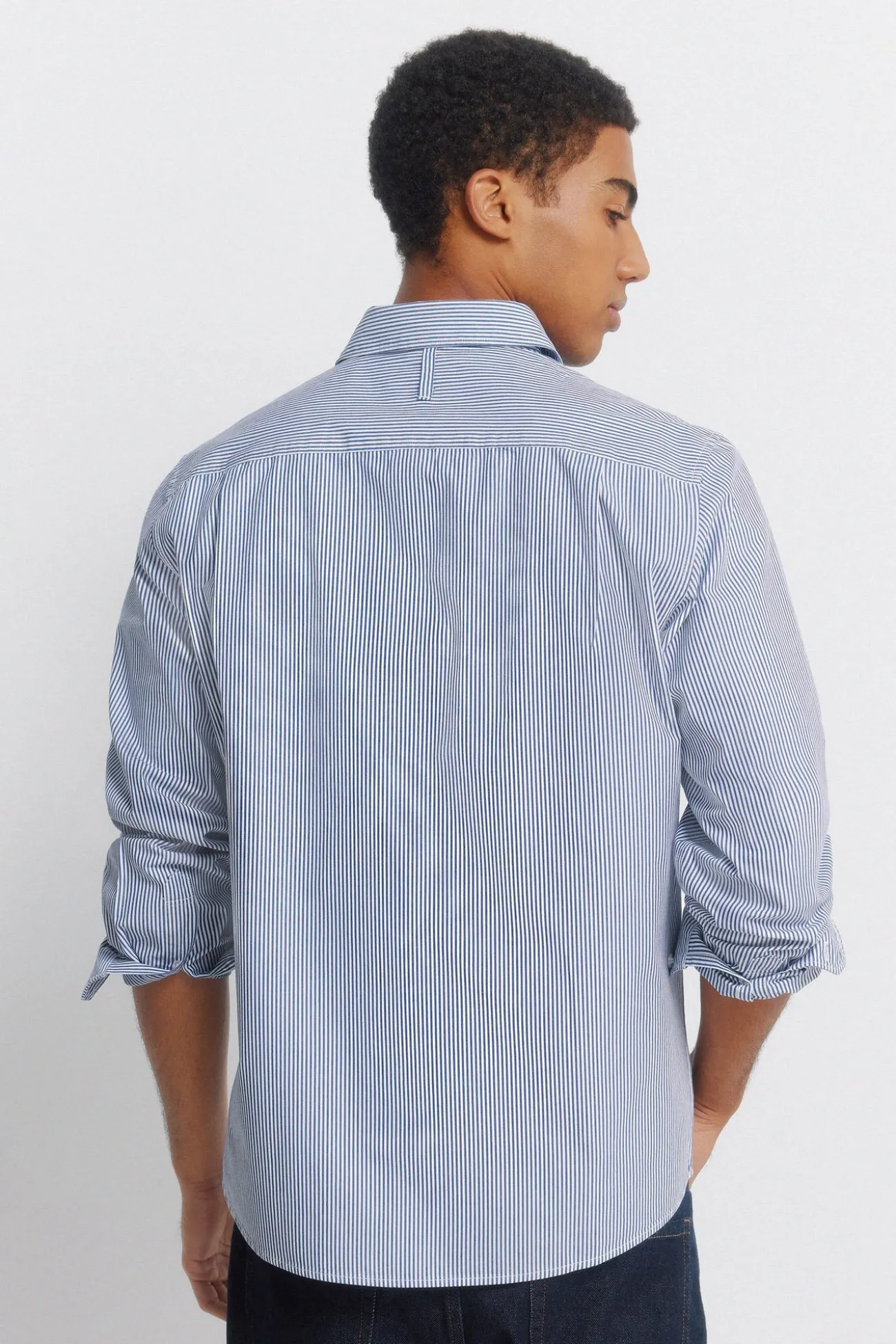 Chemise à rayures brodée sur la poche