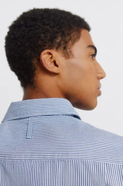 Chemise à rayures brodée sur la poche