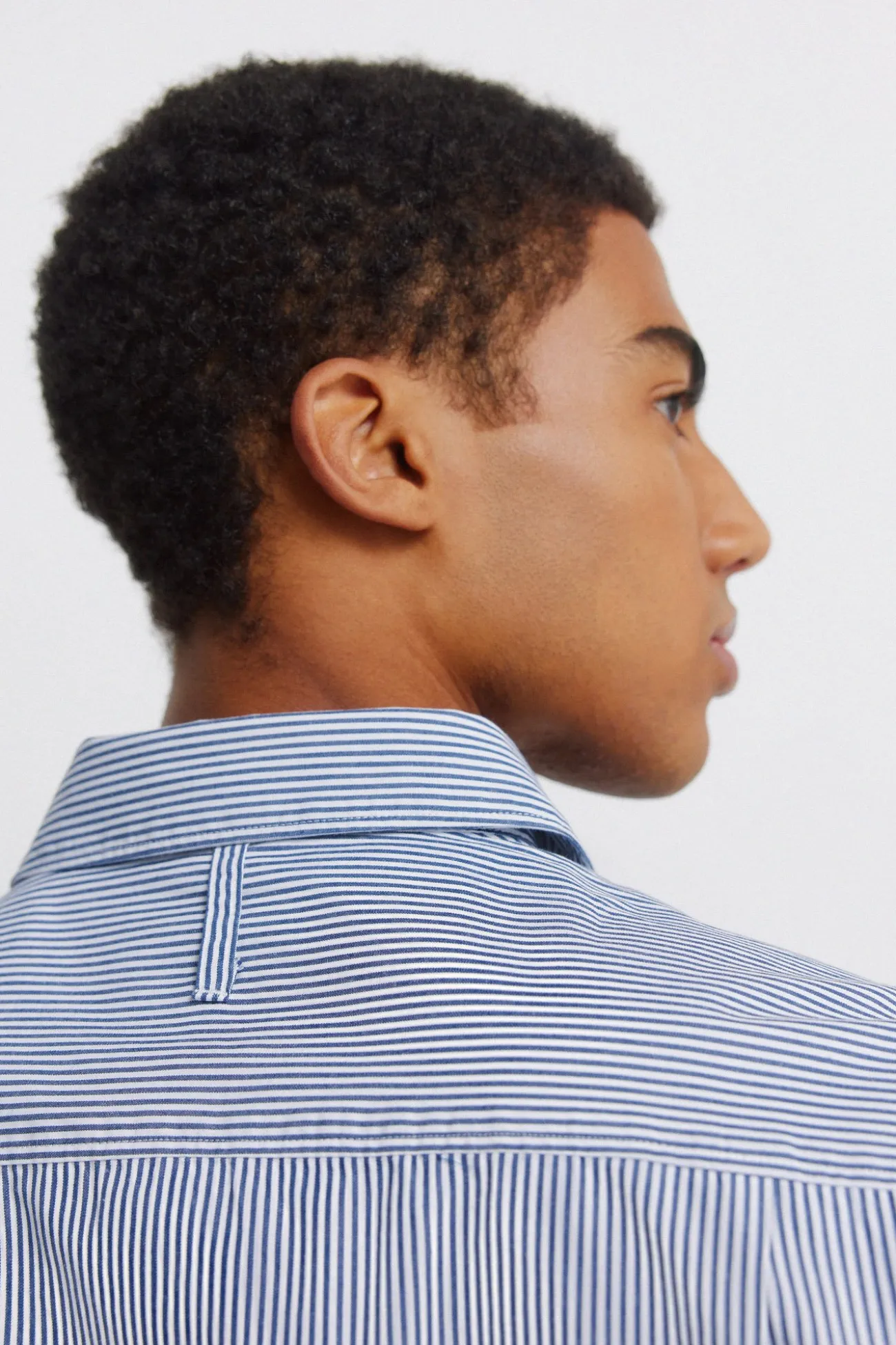 Chemise à rayures brodée sur la poche