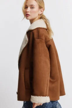 col en manteau