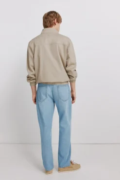 Jeans ultra l&eacute;gers lavage moyen coupe droite
