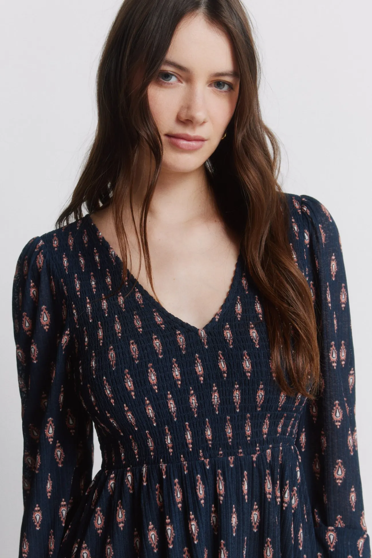 Robe à décolleté volanté