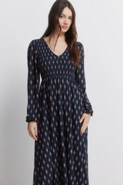 Robe à décolleté volanté