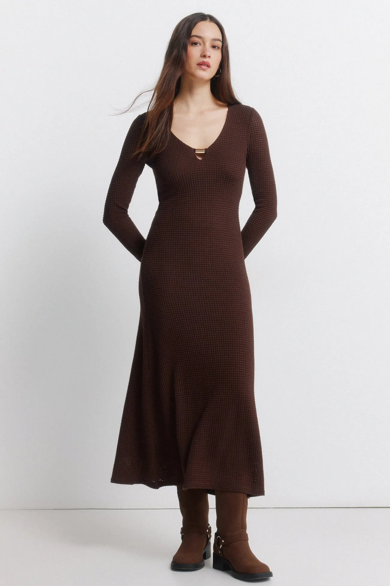 Robe midi à décolleté perle