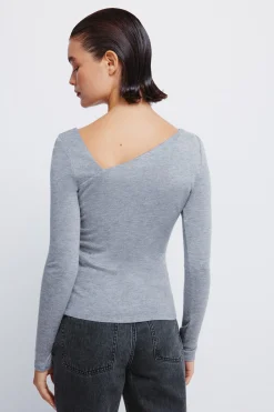 T-shirt &agrave; d&eacute;collet&eacute; asym&eacute;trique